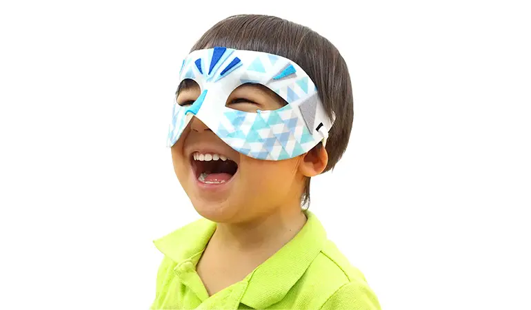 ハロウィンマスクをつけて喜んでいる子供