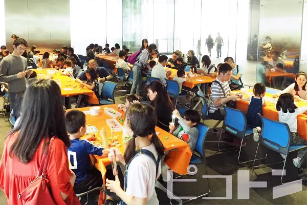 東芝未来科学館5周年イベントで工作して楽しむ子供の写真