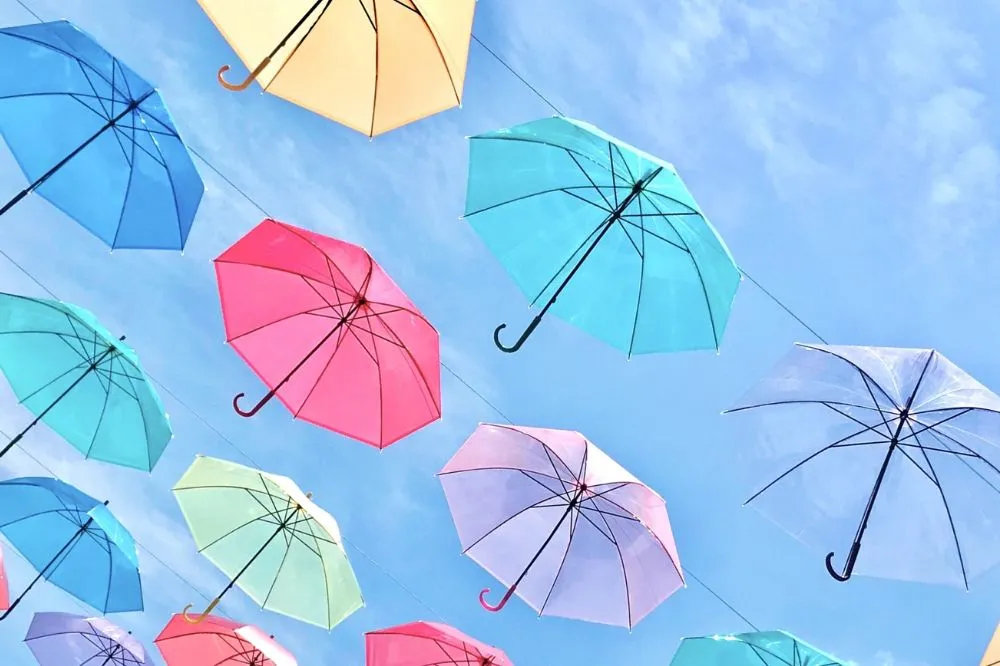 晴天とカラフルな傘
