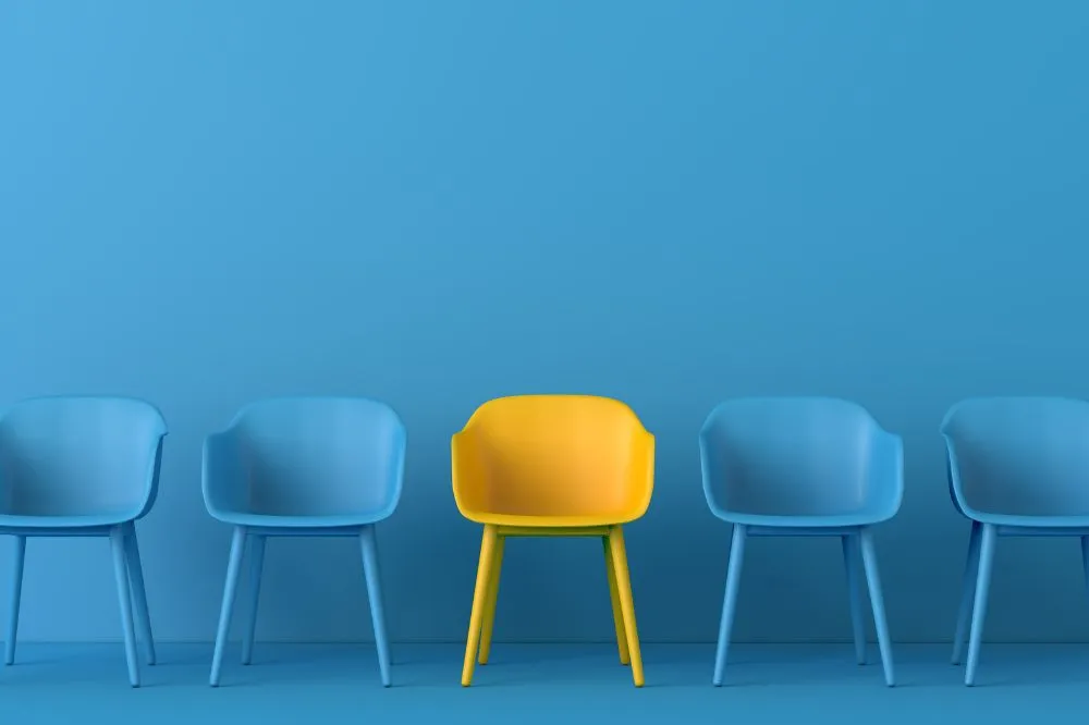青と黄色の椅子の写真
