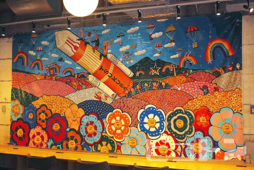 カフェ「engi」内の巨大な絵画
