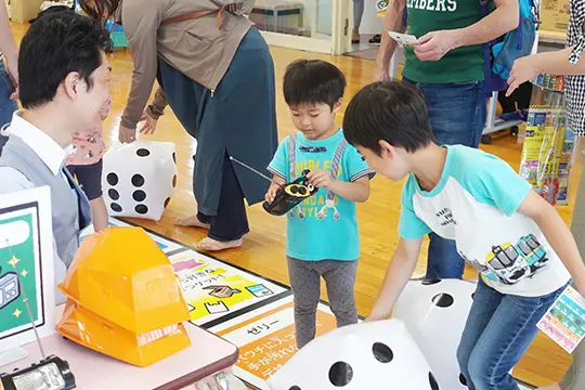 ワークショップの流れの「本物の「防災グッズ」を体験しながらゴールを目指します。」の画像