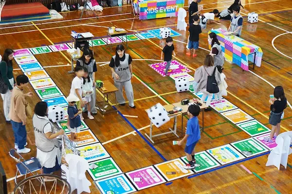 防災イベント成功事例3：幼児から大人の参加者まで世代を超えて盛り上がる！【小学校の周年イベントに採用】『巨大防災スゴロク』イベントの写真