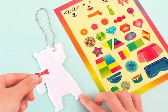 ワークショップの流れのシロクマ型の反射板にシールを貼っているの画像