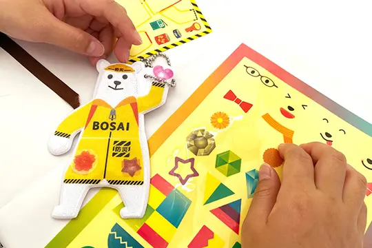 ワークショップの流れの特別な「防災シール」も使ってデコレーションしている画像