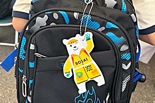 ワークショップの流れの完成し、カバンにつけて交通安全グッズとして活用している画像