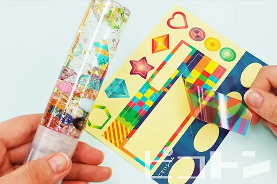 ワークショップの流れのカラフルなシールで自由にデコレーションしている画像