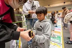 『巨大防災スゴロク』の作り方2 防災グッズを体験の写真