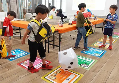 『巨大防災スゴロク』を中野区役所内スペースにてテスト開催している写真