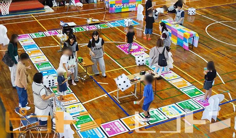 『巨大防災スゴロク』を開催し盛り上がっている様子