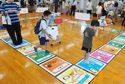 『巨大防災スゴロク』を楽しんでいる子供たちの様子