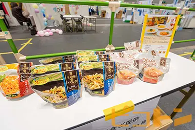 『巨大防災スゴロク』のイベント開催の際に期限間近の備蓄商品を大学や企業から提供していただき景品としてプレゼントした写真