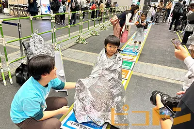 『巨大防災スゴロク』の豊富なオプションを触る子供の写真