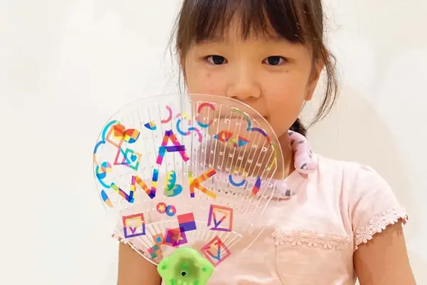 ショッピングモールの七夕イベントで『光る！デコうちわ』の工作を楽しむ女の子