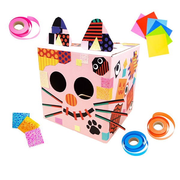 「親子工作 はこパコ」の猫やうさぎの完成品と、折り紙や紙テープなどの素材