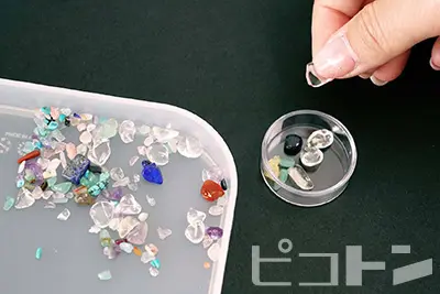 『クリスタル万華鏡』の「水晶」「アメシスト」「ローズクォーツ」「アベンチュリン」など本物の鉱石の写真