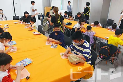 『クリスタル万華鏡』のイベントを楽しんでいる子供たちの写真