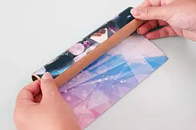 『クリスタル万華鏡』の作り方1 デコレーションシートを巻いたら、ミラーシートをシールで簡単組み立て！の写真