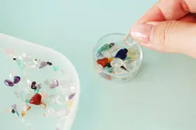『クリスタル万華鏡』の作り方2 好きな鉱石をキャップに入れ、自分だけの万華鏡を作ろう！の写真