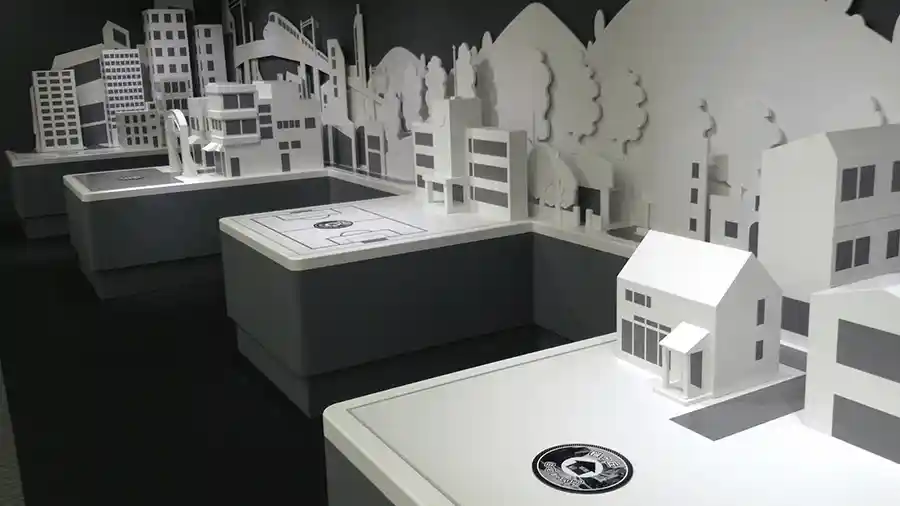 会社見学専用ルームの壁一面がAR取材用の街模型