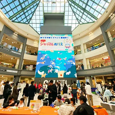 2025集客イベント成功事例 大迫力！12mの大型サイネージを活用した『うごく！シャッフルぬりえ』の画像