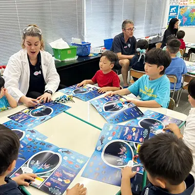 2025集客イベント成功事例 【英訳版で世界へ！】『くるっと工作ブック 英語ver.』がサマースクール教材に採用の画像