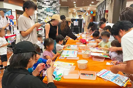 『光る！デコうちわ』のイベントの様子の写真