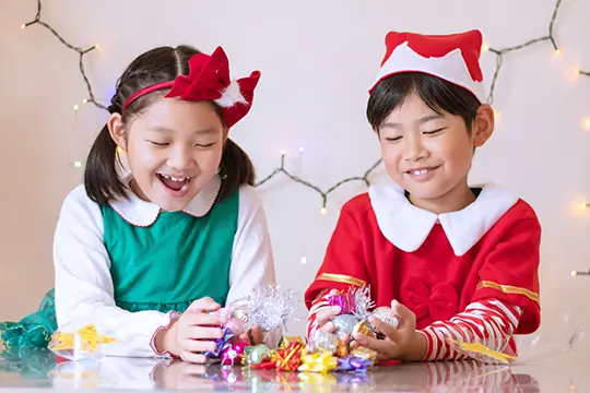 クリスマスオーナメントを作っている子供たちの写真