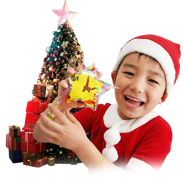 クリスマスのオーナメント工作を楽しんでる男の子