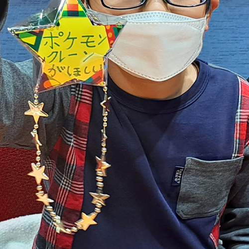 エディオン広島本店で『クリスマスオーナメント』を制作する男の子