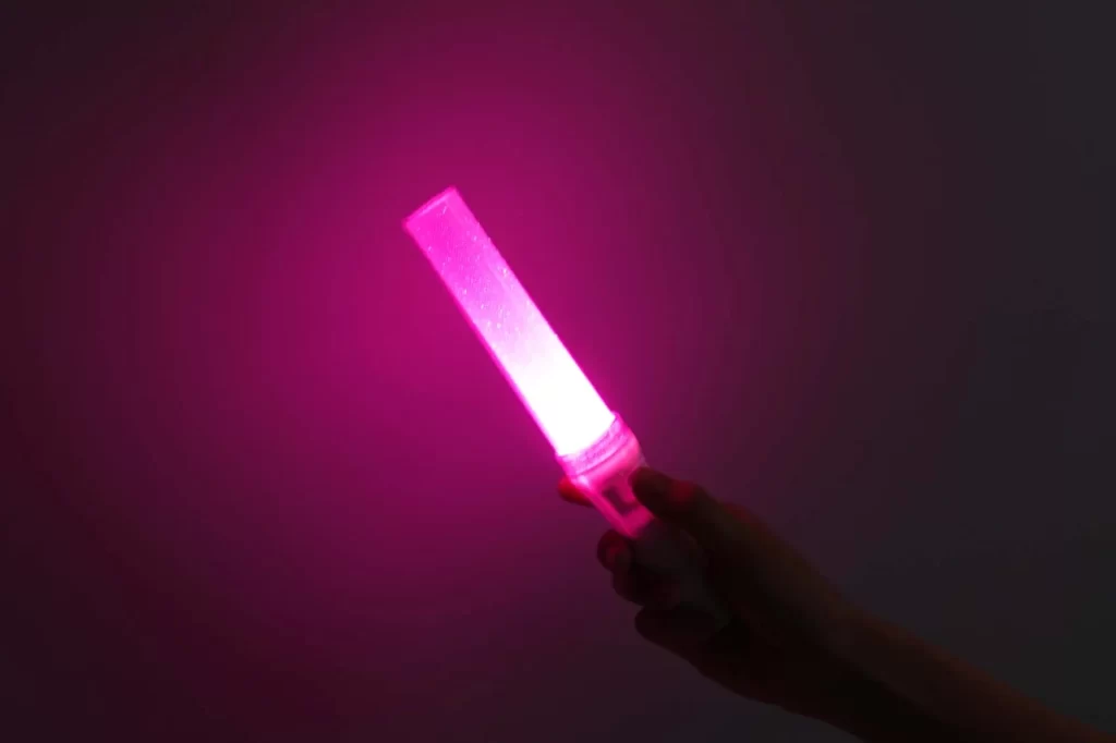 ピンク色に光るペンライト