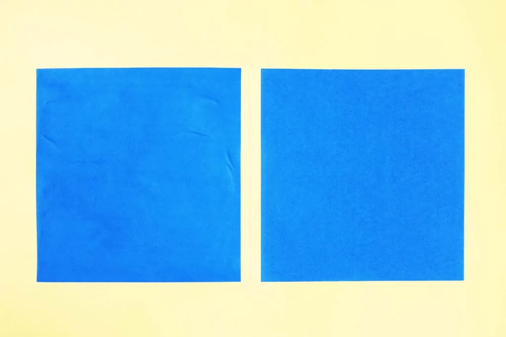 のりで貼った２枚の青い折り紙