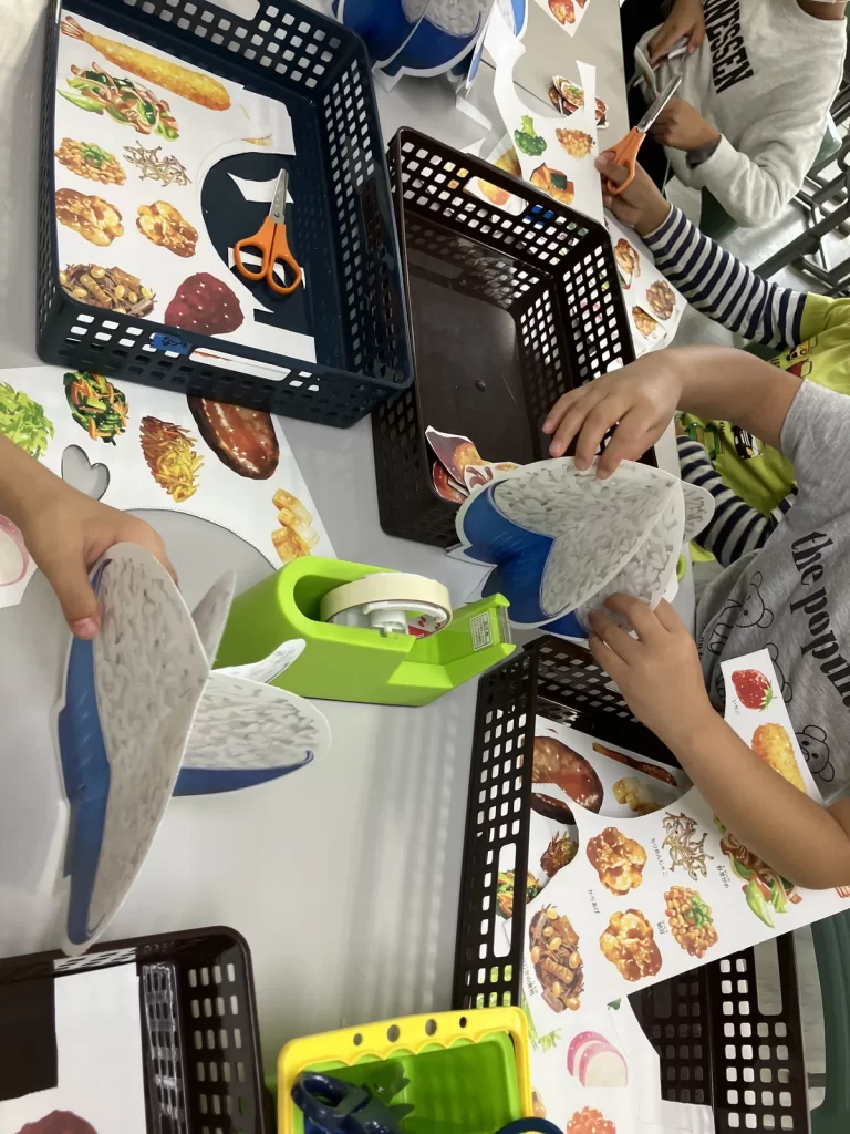 ハサミとのりを使って工作ブックを作ろう！