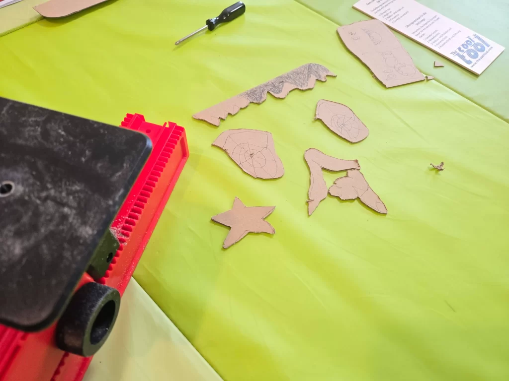 木工ツールPLAYMAKE4in1の糸鋸で段ボールをカット