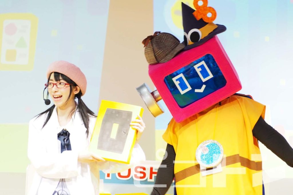 東芝未来科学館で行われた参加型の子供向けワークショップの司会のお姉さんとロボット
