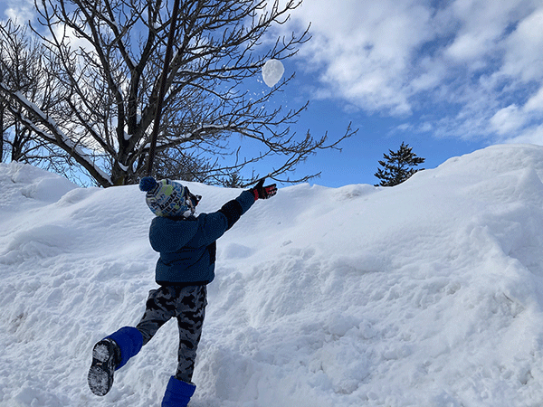 雪を投げて遊ぶ子供の画像