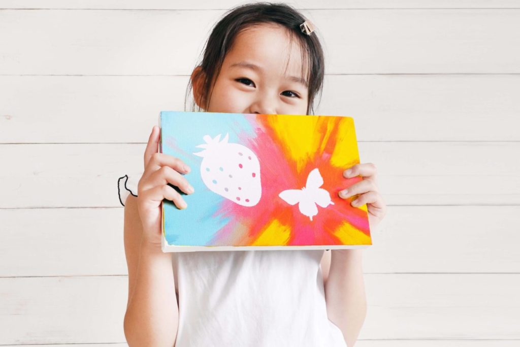 キャンバスと絵の具で作る「アートパネル」春ver.を持つ女の子