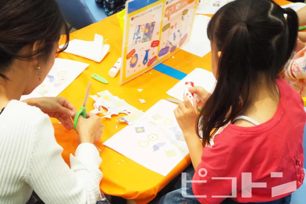 『アートタオル父の日ver.』を制作する親子