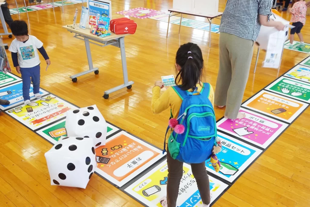 久ヶ原スイミングクラブで開催した『巨大防災スゴロク』のビンゴに参加する女の子