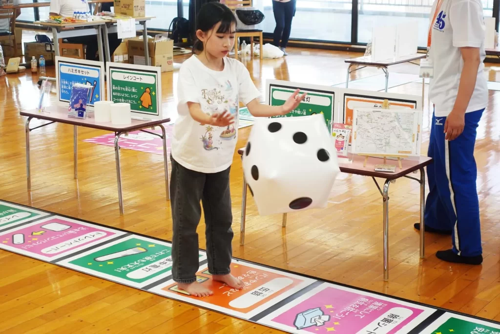 サイコロを振る女の子