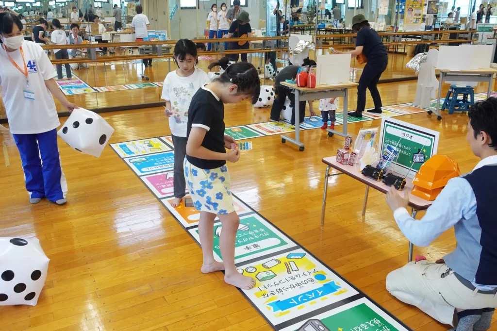 『巨大防災スゴロク』に参加する子どもたち