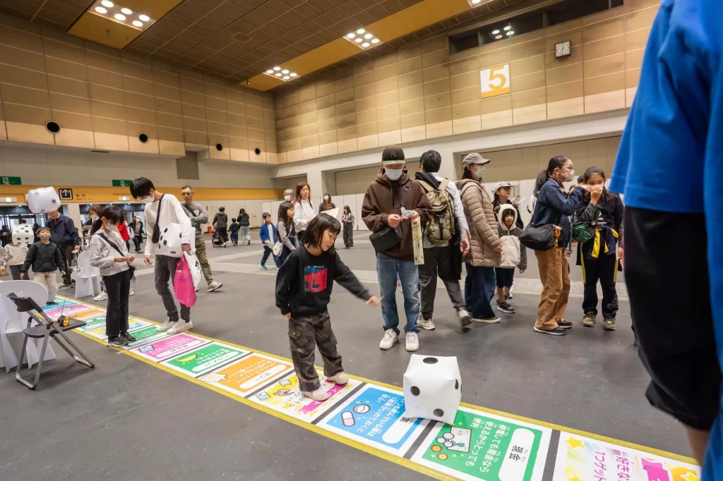 巨大防災スゴロクを遊ぶ参加者の方