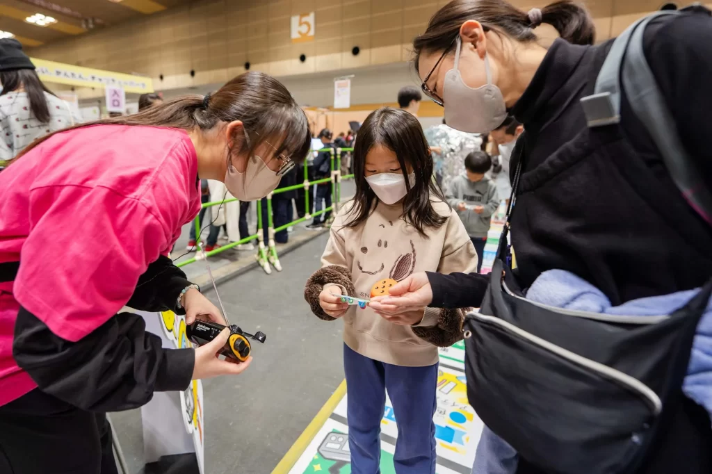 ビンゴカードを見る女の子