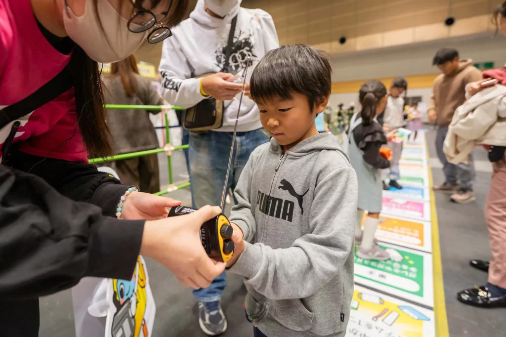 ラジオを手に取る男の子
