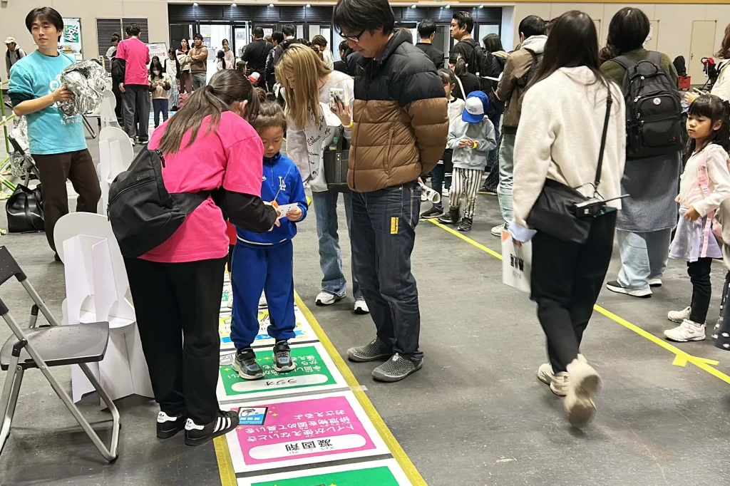 巨大防災スゴロクが賑わっている様子