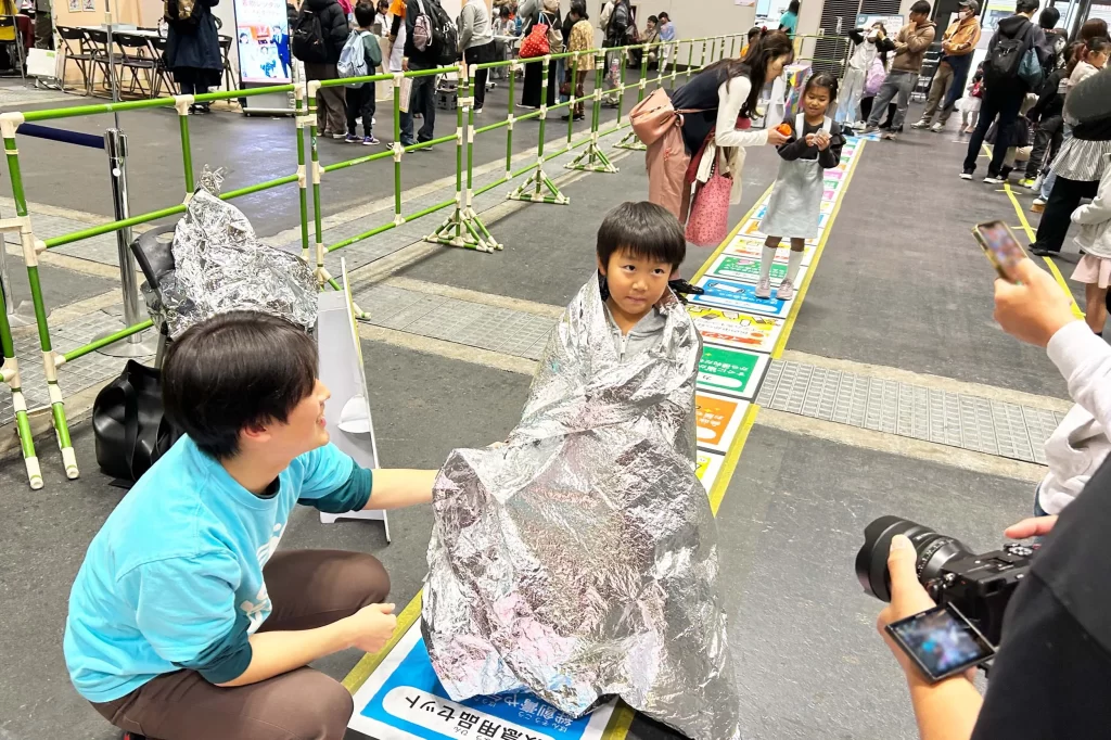 アルミシートを体に巻く男の子の様子