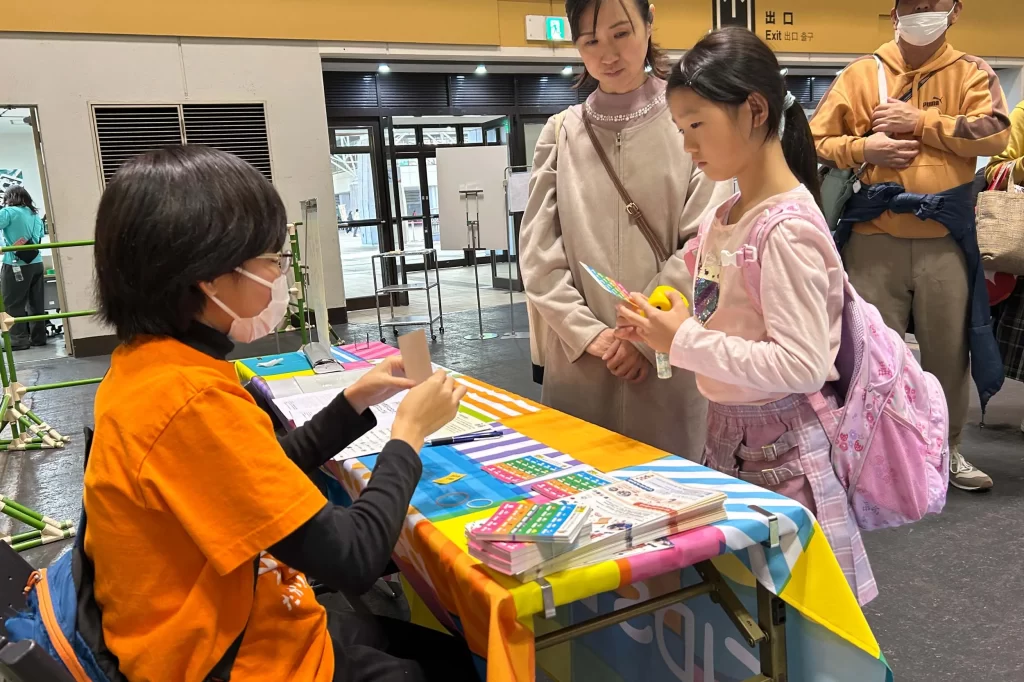 受付でビンゴカードを受け取る様子