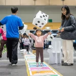 巨大防災スゴロクを遊ぶ女の子