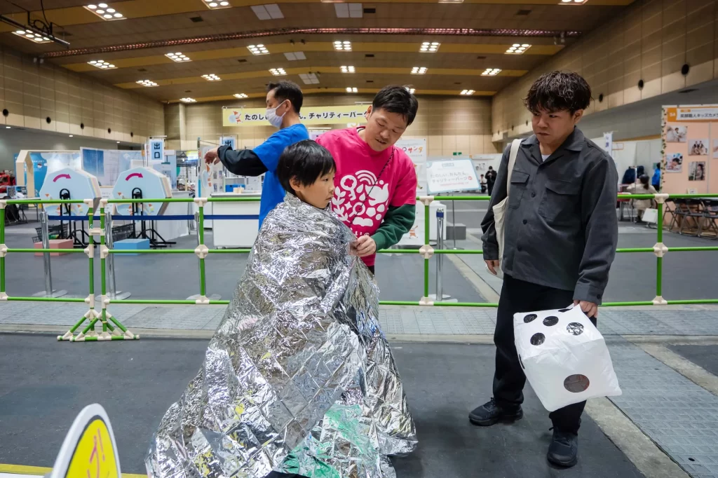 アルミシートを体に巻く男の子