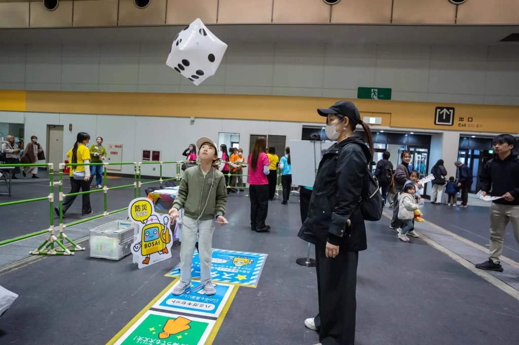 巨大防災スゴロクを遊ぶ女の子